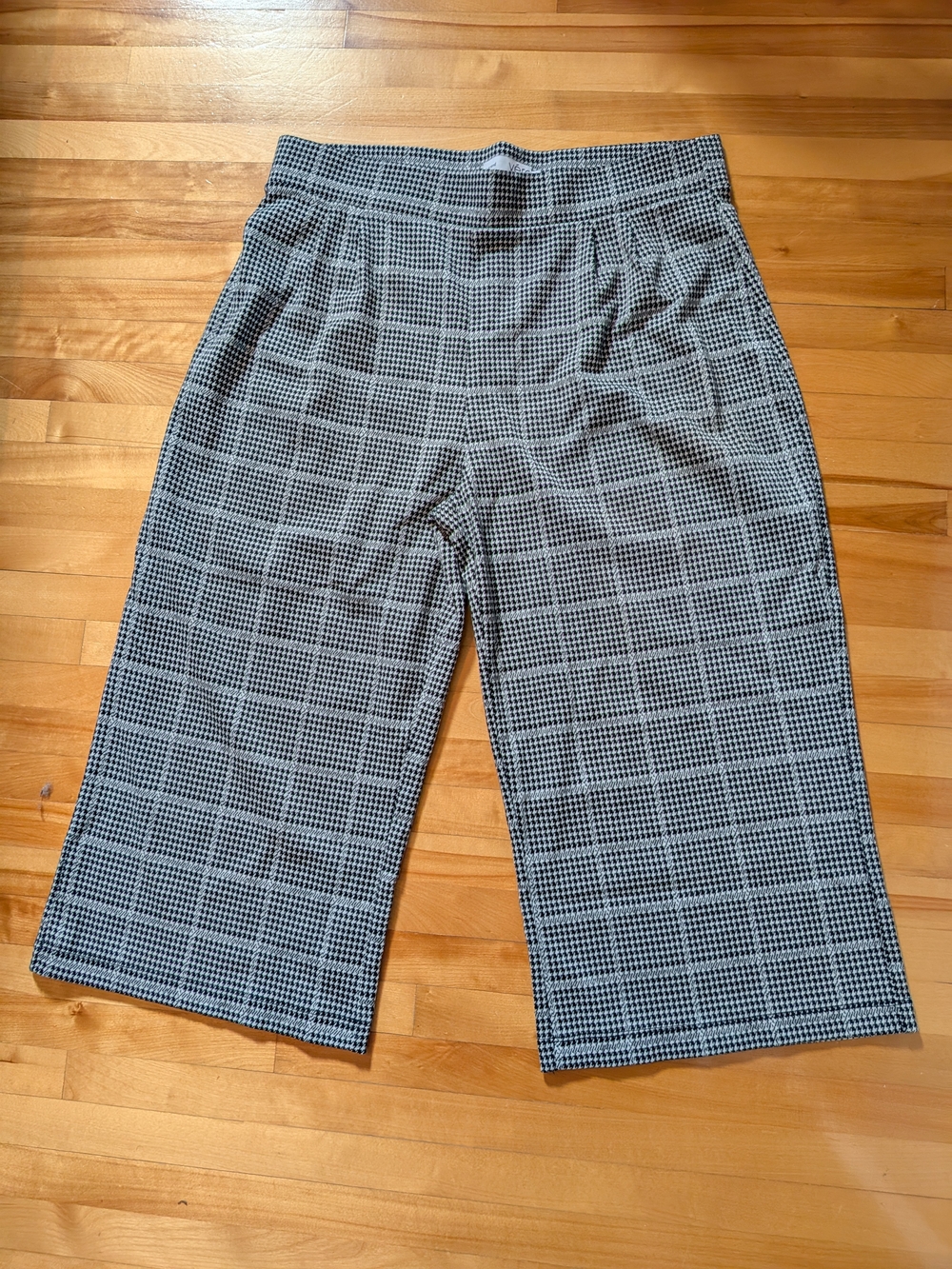 Wide-Leg Checkered Pull-On Capri Pants in Black and White